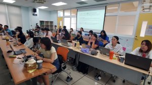 Welcome Asst. Prof. Cheng-Hsin Chiang from Fengchia University to give a special lecture