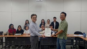 Welcome Dr. Haoyou Zhuo to give a special lecture on qualitative research